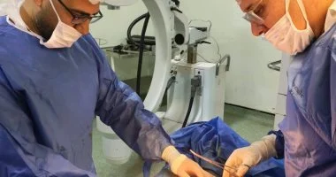 طاقم طبى بمستشفى دسوق العام يستخرج إبرة داخل ركبة طفل عمره 3 سنوات.. صور