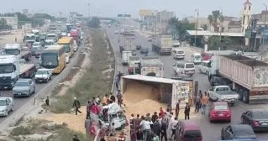 إصابة 5 أشخاص في انقلاب سيارة نقل محملة بالرمال على ميكروباص بالإسكندرية