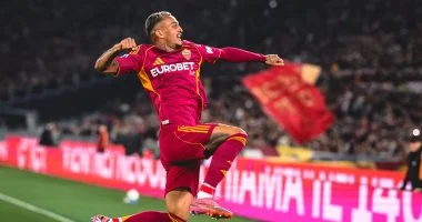 روما ضد فيورنتينا.. الذئاب يتقدمون بثلاثية في الشوط الأول