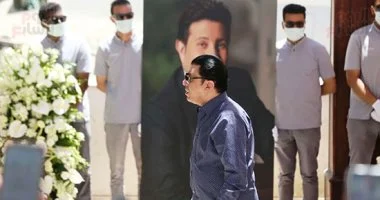 جنازة هانى شاكر.. أشرف زكى ومصطفى كامل ومحسن جابر يودعون أمير الغناء