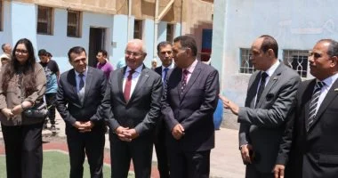 محافظ القليوبية وسفير أذربيجان يتابعان سير العمل بمدرسة الصداقة المشتركة بين البلدين