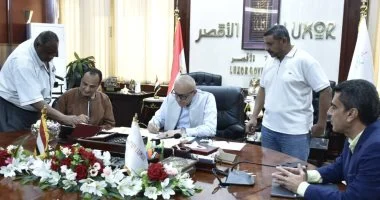 محافظ الأقصر يصدر أول عقد تقنين أراضٍ بموجب قانون 168 لعام 2025