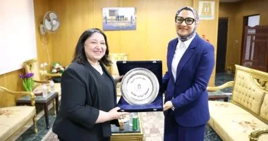 اجتماع محافظ الوادي الجديد مع نائب وزيرة التضامن خلال زيارتها الرسمية للمحافظة