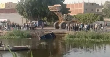 انتشال سيارة ملاكي من ترعة المريوطية في أبو النمرس مع توثيق الحدث بالصور