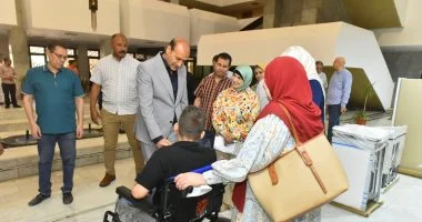محافظ أسيوط يوزع أجهزة عرائس وكراسي كهربائية لدعم ذوي الهمم