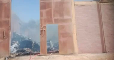 جهود مكثفة لإخماد حريق مصنع قطن بغرب طهطا وإصابة ثلاث حالات اختناق