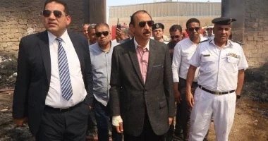 محافظ سوهاج ومدير الأمن يزوران موقع حريق مصنع حلج الأقطان في طهطا للوقوف على الأوضاع