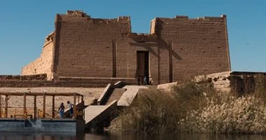 وزارة السياحة تعلن تعليق بناء المنشآت الخدمية حول معبد كلبشة بأسوان