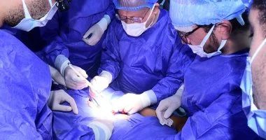 فريق طبي برئاسة رئيس جامعة سوهاج يعالج شابًا عشرينيًا وينقذه من شلل ذراع إثر حادث خطير
