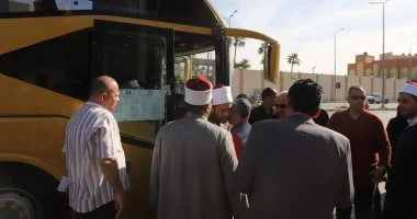 محافظ شمال سيناء يرافق حجاج الجمعيات الأهلية في وداعهم قبل التوجه إلى الأراضي المقدسة