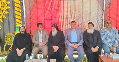 رئيس مدينة أرمنت يزور كنيسة مار جرجس لتقديم العزاء في وفاة القمص بيشوي الرزيقي