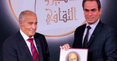 رئيس الوطنية للإعلام أحمد المسلماني يمنح الشاعر فاروق جويدة وسام ماسبيرو تقديراً لإبداعه