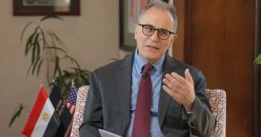 رئيس الجامعة الأمريكية بالقاهرة يكشف كيف تعلمت ابنته اللغة العربية من أغاني عمرو دياب