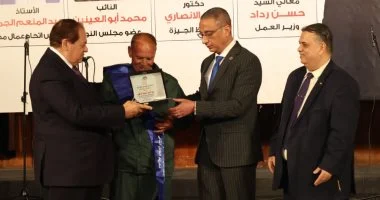 محافظ الجيزة يؤكد التزام الدولة بتعزيز بيئة عمل تحمي حقوق العمال