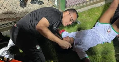 الفريق الطبي لشباب مصر يتدخل لإنقاذ لاعب عمان من حالة بلع اللسان
