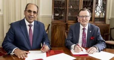 اتفاقية تعاون بين جامعة كوينز بلفاست والجامعة البريطانية في مصر لاعتماد برامج طب الأسنان والصيدلة