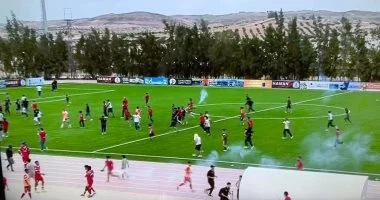 اشتباكات وإطلاق نار تتصدر مشهد مباراة الدوري الليبي بعد قرار ركلة جزاء (فيديو)
