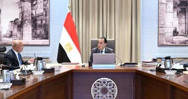رئيس الوزراء يستعرض تقدم تنفيذ مشروعات الطرق الرئيسية