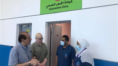 نائب وزير الصحة يشرف على نظام الحجر الصحي بمطار القاهرة ويتابع استقبال الحجاج والمسافرين