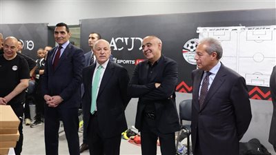 وزير الرياضة ورئيس اتحاد الكرة يدعمان الفراعنة في غرف الملابس بعد مواجهة روسيا