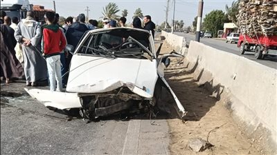 اصابة خمسة افراد في حادث تصادم سيارة بالرصيف قرب محطة تحصيل على طريق مصر-الاسماعيلية