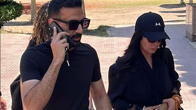 منى زكي تصل جنازة والدة أحمد حلمي برفقة ابنتها | صور