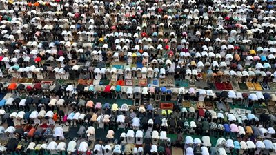 آلاف المصلين يؤدون صلاة عيد الأضحى في مسجد الصديق وسط أجواء مليئة بالفرح