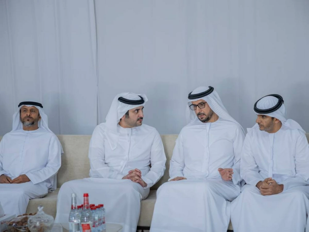 مكتوم بن محمد يعبر عن تعازيه في وفاة حاضر جمعة المهيري