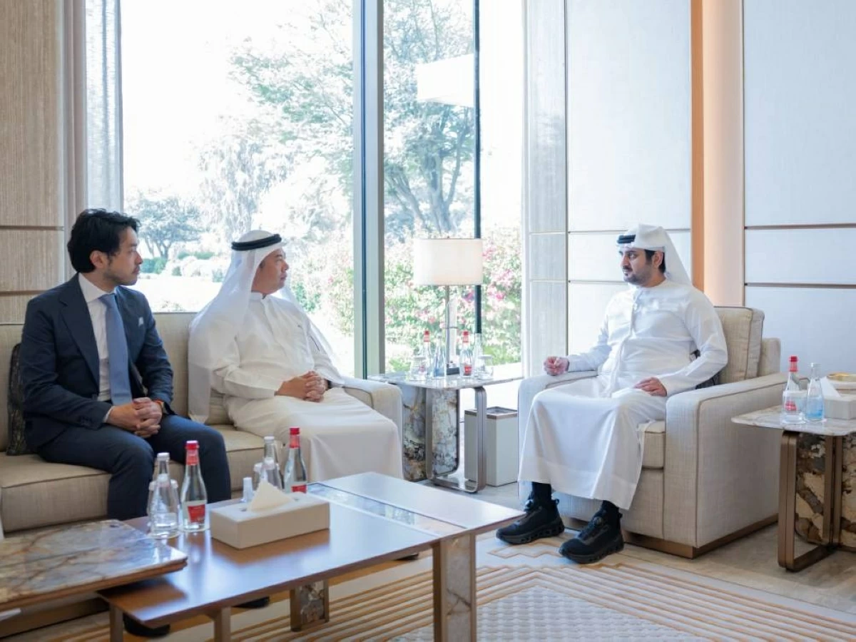 مكتوم بن محمد يستقبل مستثمرًا يابانيًا بارزًا يرتدي الزي الإماراتي