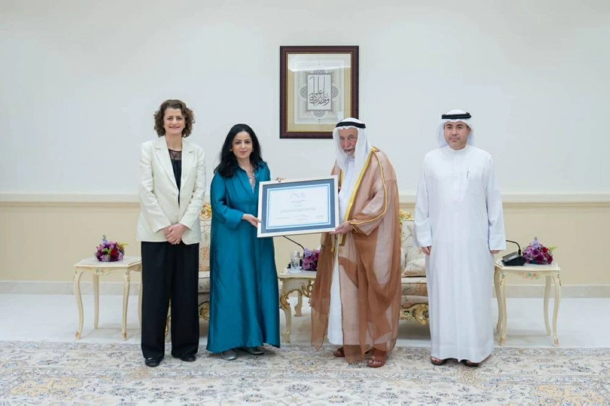 سلطان يستلم شهادة تجديد تصنيف الشارقة كمدينة صديقة للطفل من اليونيسيف