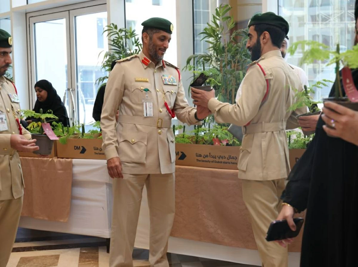شرطة دبي توزع شتلات الشعلة على الموظفين لتعزيز البيئة المستدامة