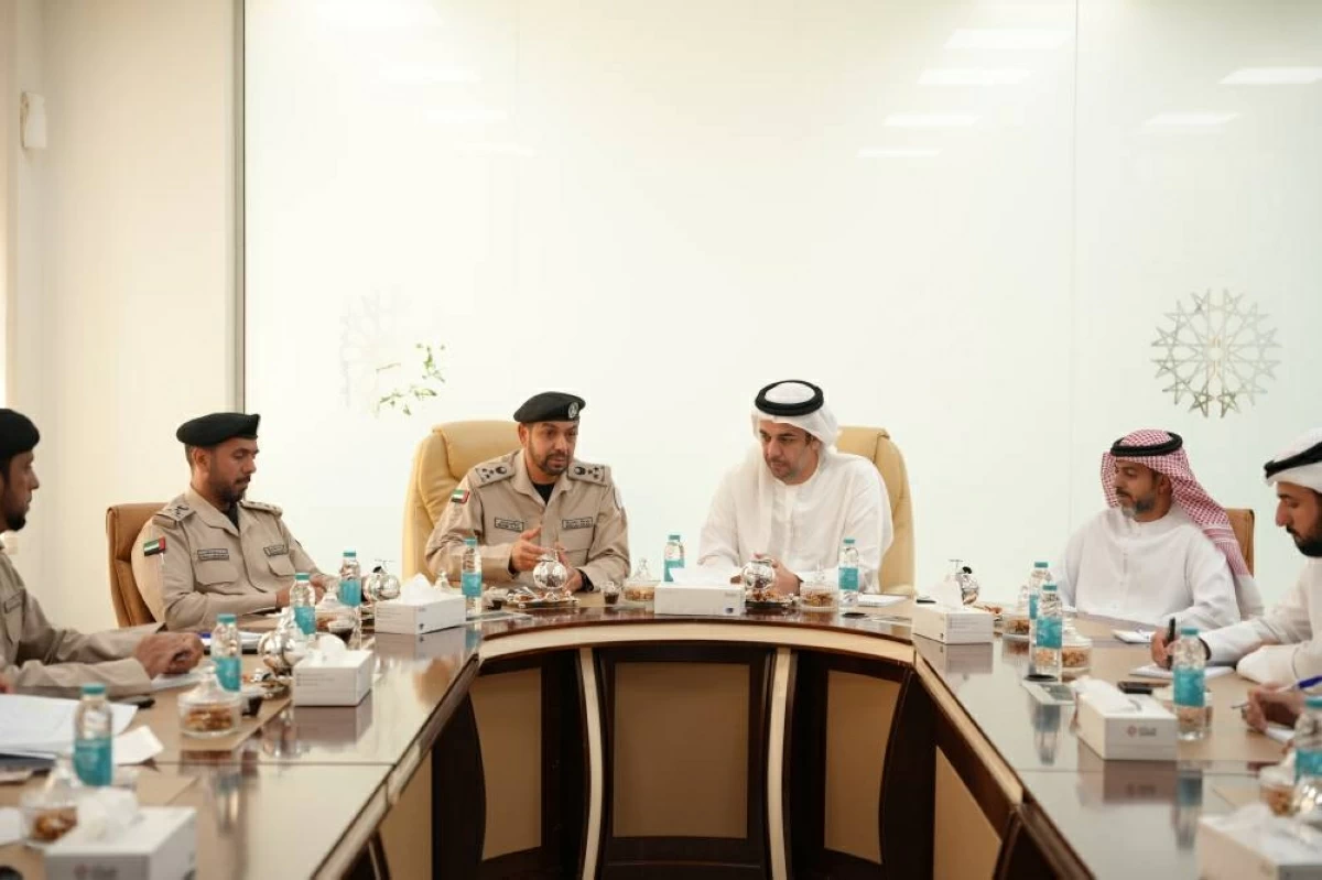 الشارقة تعزز التعاون بين النيابة والشرطة لتطوير النظامين العدلي والأمني