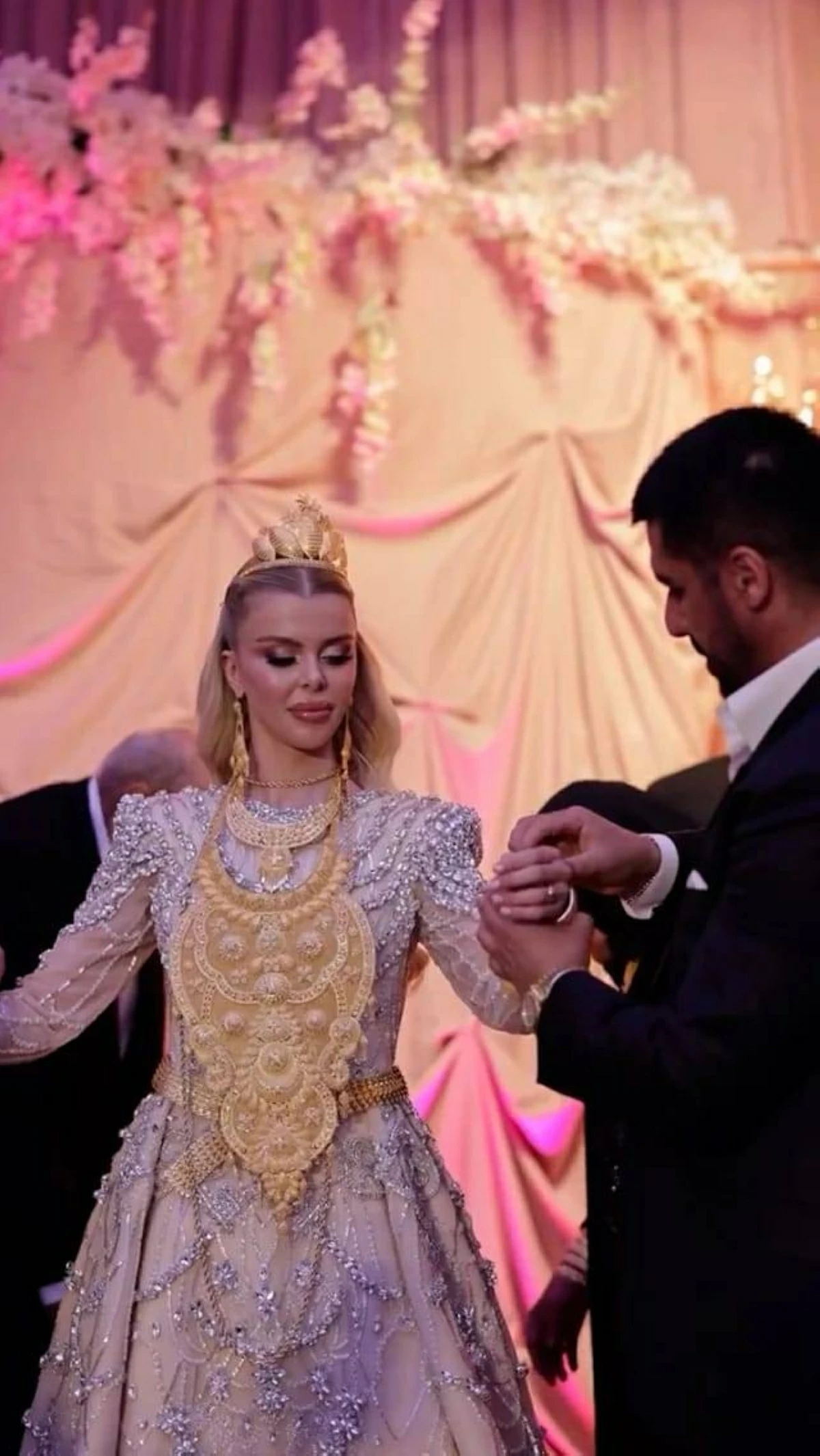 مجوهرات عروس تركية تثير الجدل بسبب ثقلها وتأثيرها على حركتها (فيديو)