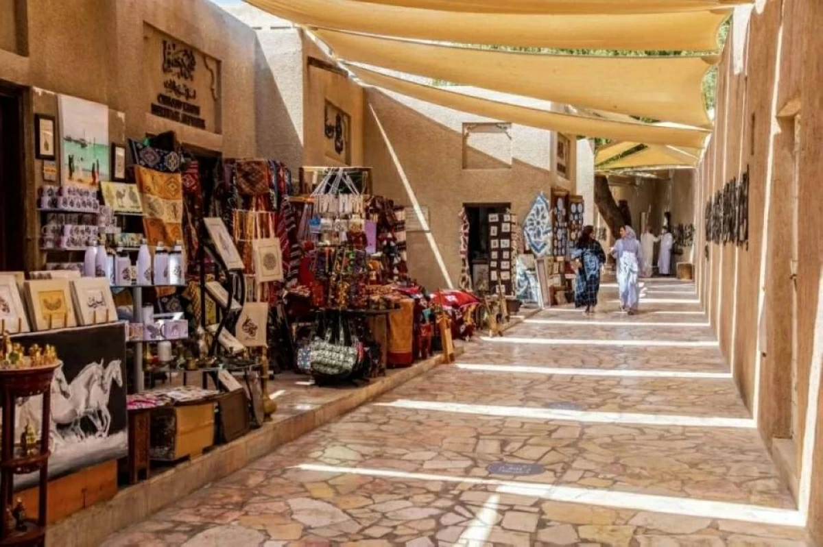 دبي تعتمد قواعد تنظيم لافتات الأسماء على واجهات المحال التجارية