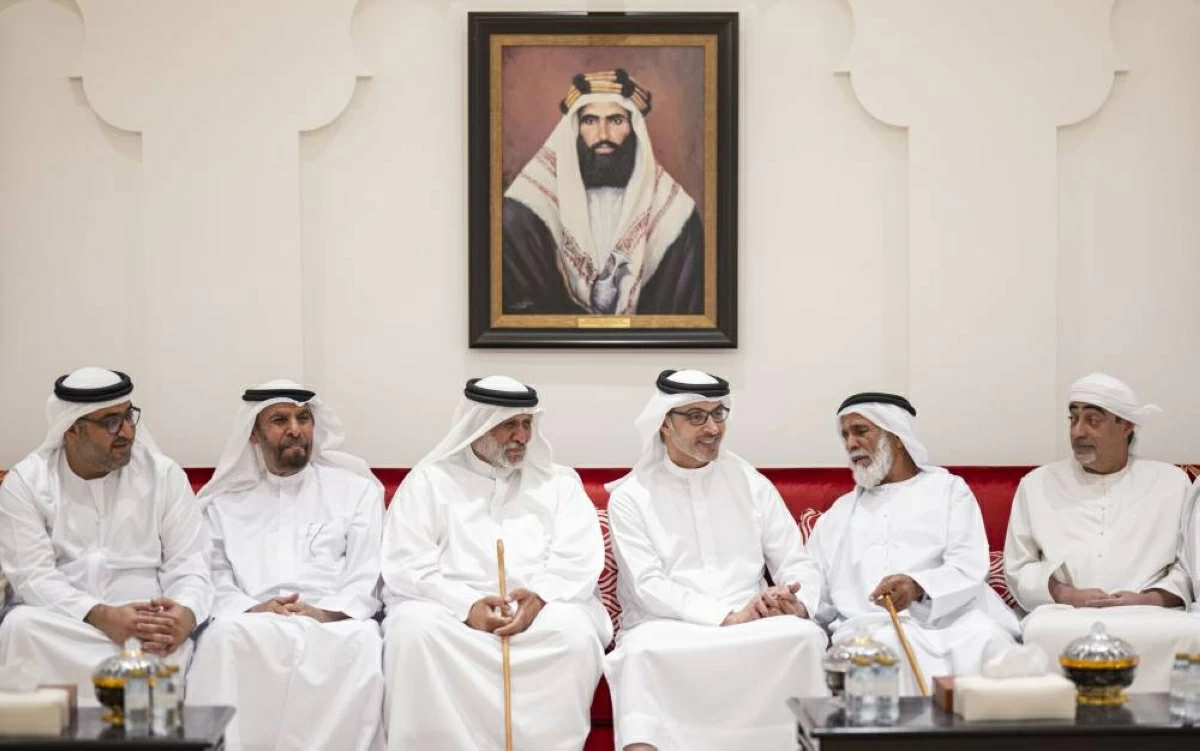 هزاع بن زايد يعبر عن تعازيه لوفاة مبارك الشامسي