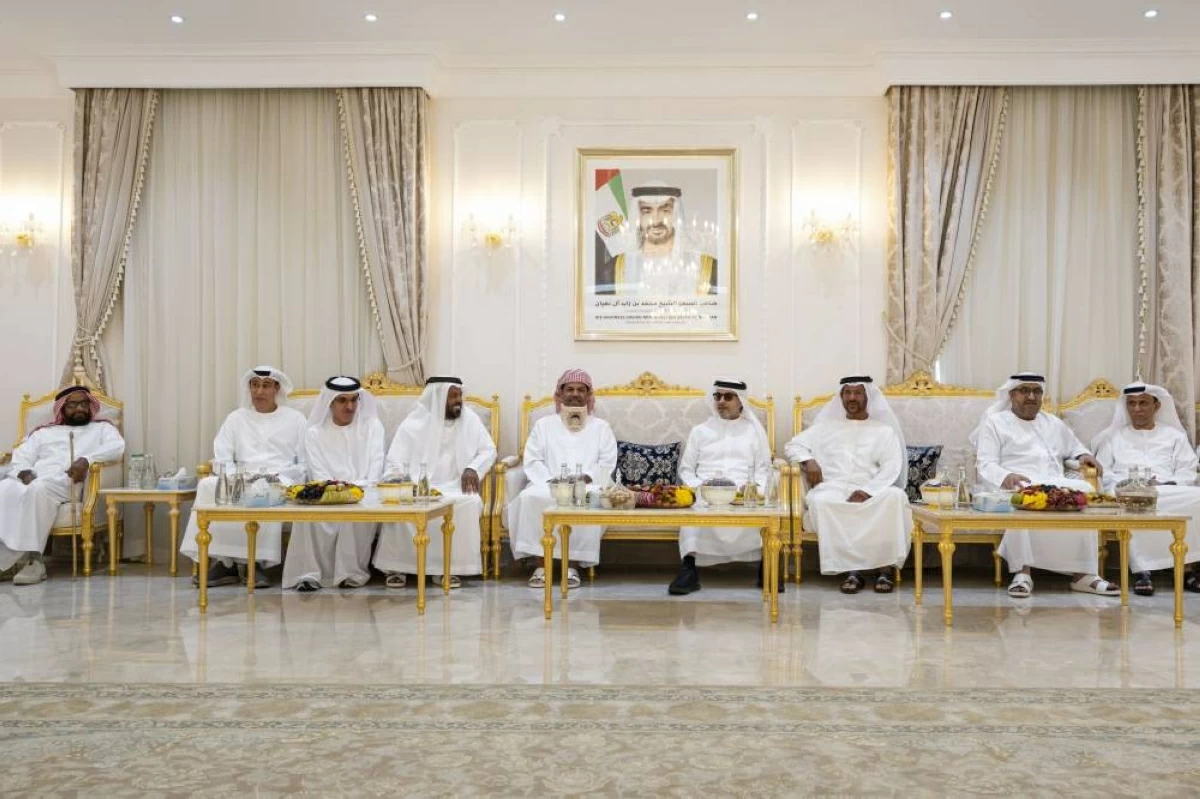 هزاع بن زايد يلتقي محمد زيتون المهيري في منزله بعين الإمارات