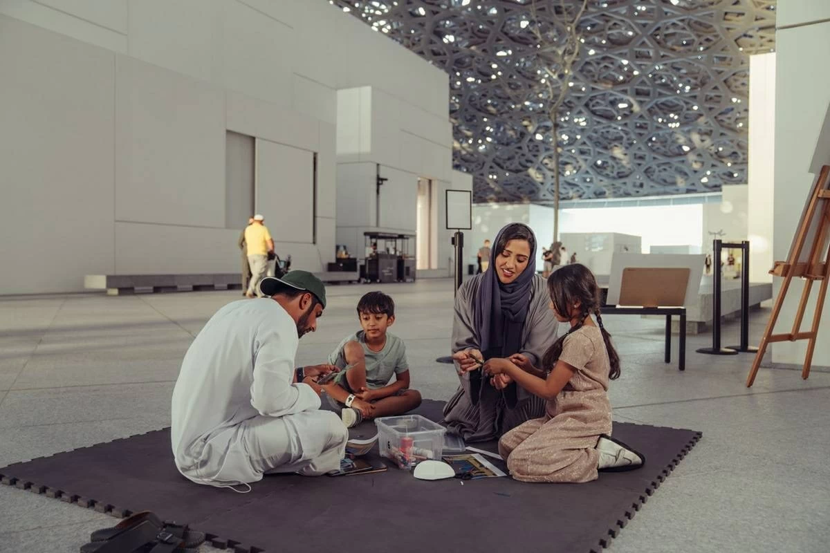 رحلات عائلية مميزة تضيف عمقًا لتجربة زيارة اللوفر أبوظبي