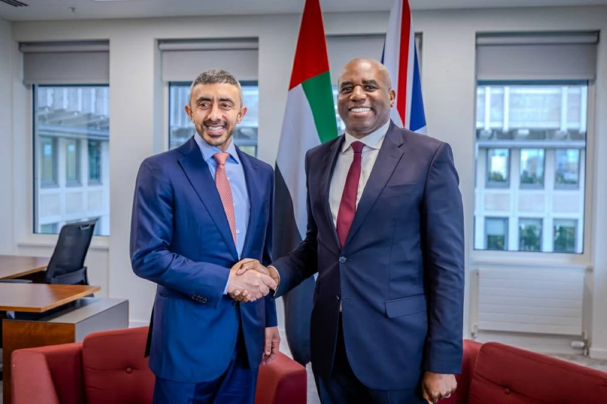 عبدالله بن زايد ونائب رئيس الوزراء البريطاني يتناولان تداعيات الهجمات الإيرانية (فيديو)