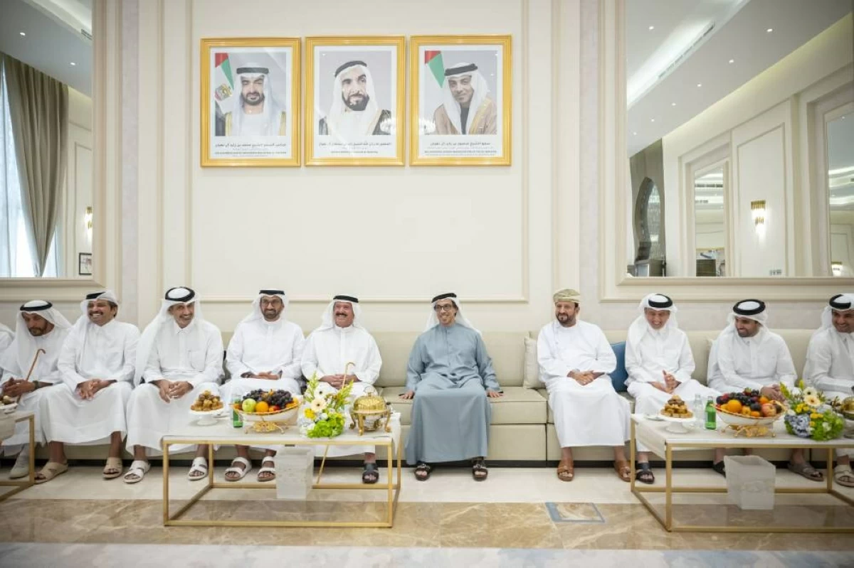 منصور بن زايد يشارك في مأدبة غداء برعاية سلطان بن حمدان