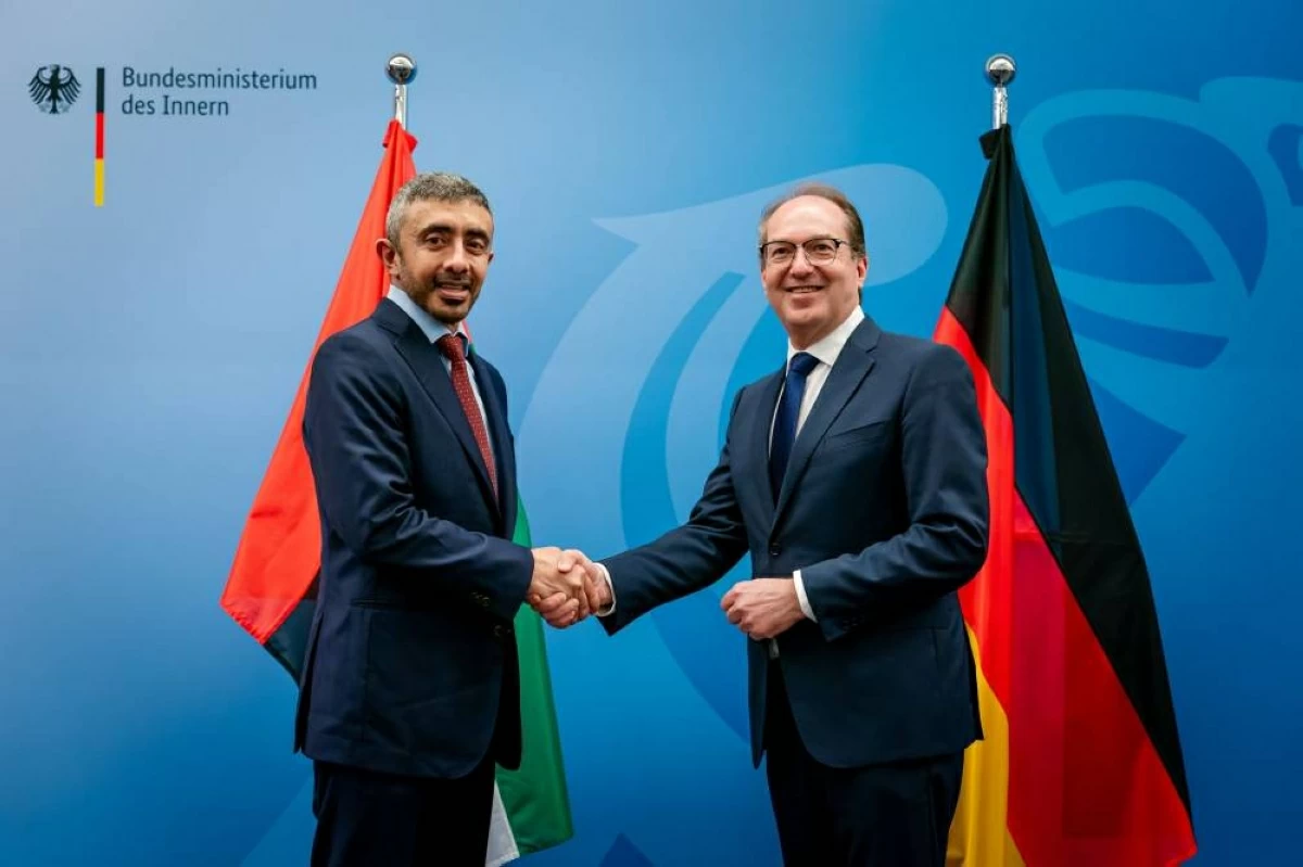 عبدالله بن زايد يناقش مع وزير الداخلية الألماني تأثيرات الهجمات الإرهابية الإيرانية