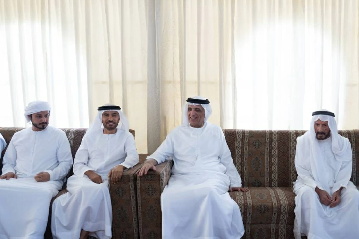 سعود بن صقر يقدّم واجب العزاء في وفاة والدة جاسم المسافري