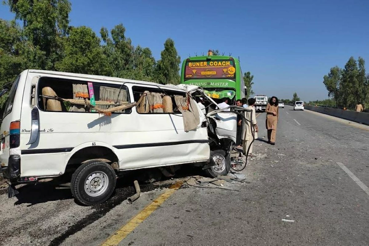 باكستان: مقتل 17 وإصابة 10 في حادث تصادم حافلة