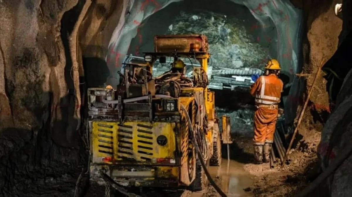 انهيار منجم ذهب غير قانوني في أنغولا يودي بحياة 28 شخصاً