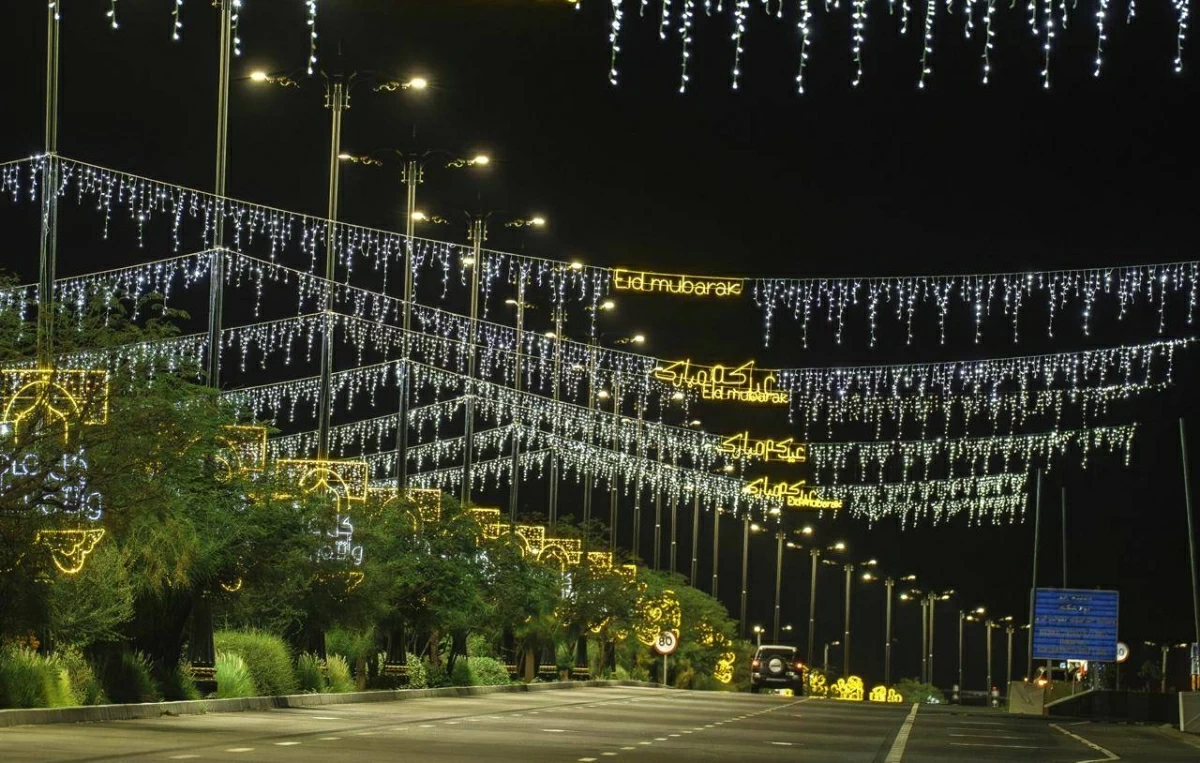 1300 لوحة فنية تضيء الظفرة بمناسبة العيد
