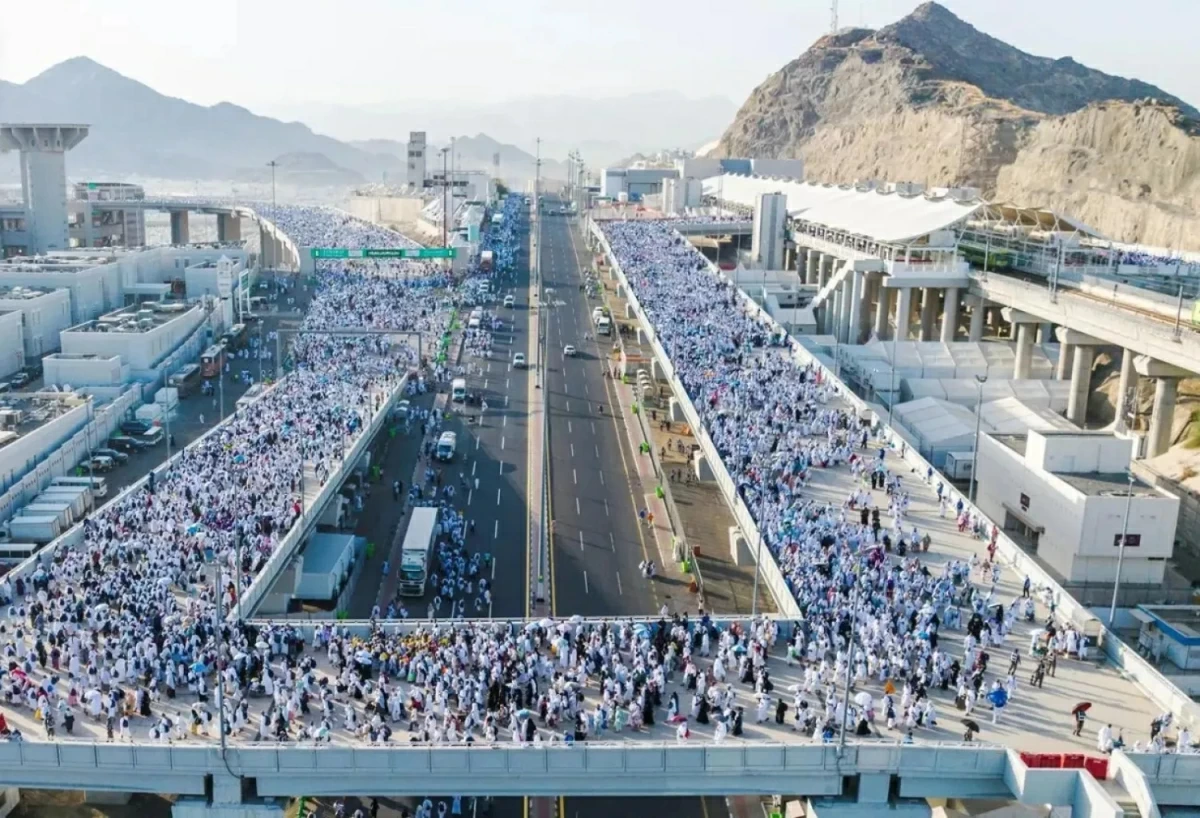 أداء ضيوف الرحمن ركن الوقوف بعرفة في يوم الحج العظيم
