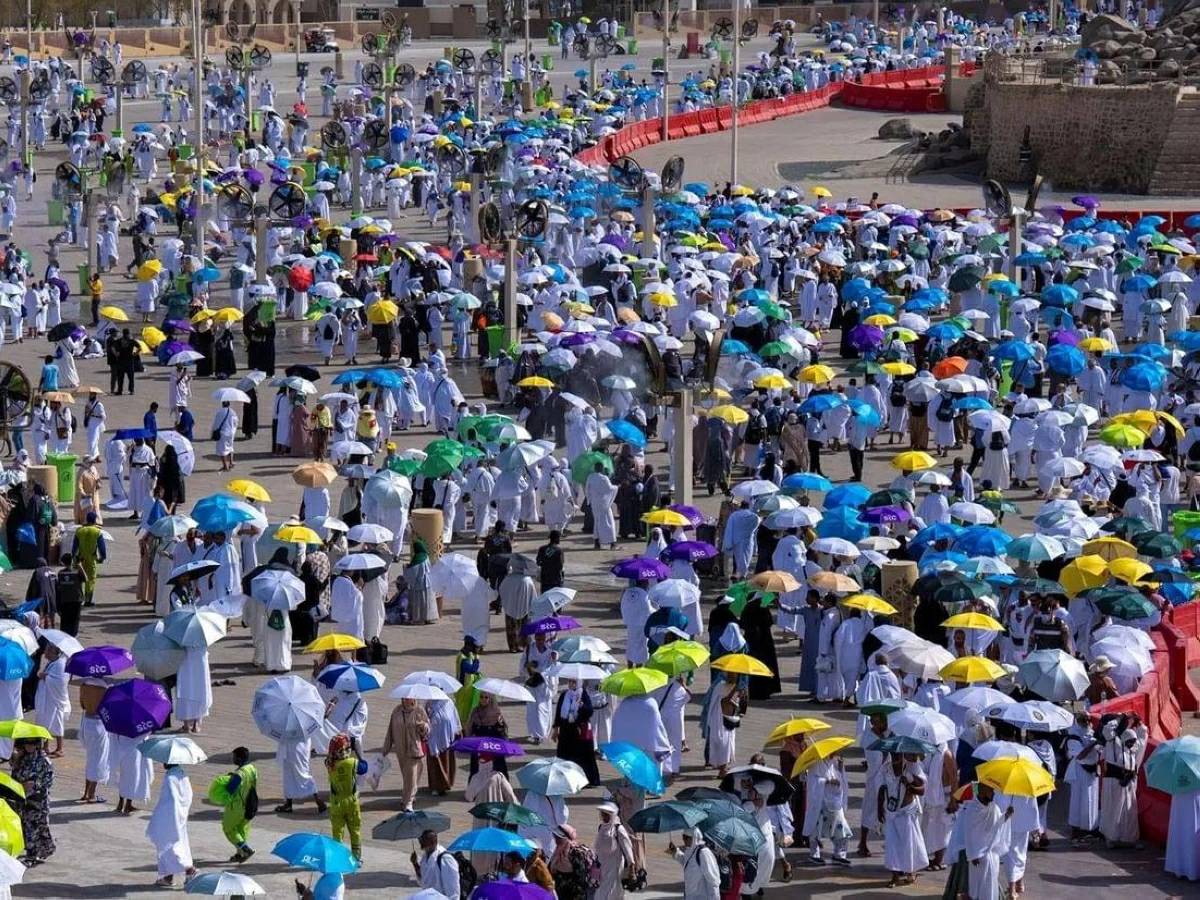 حجاج بيت الله الحرام يتجهون من عرفات نحو مزدلفة بأجواء روحانية هادئة