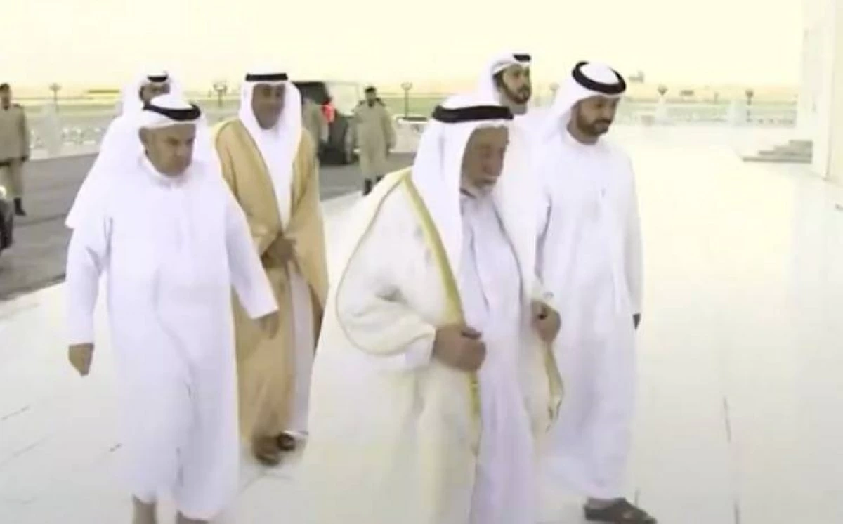 سلطان يؤدي صلاة عيد الأضحى في مسجد الشارقة بحضور رسمي مهيب