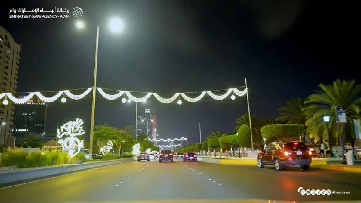احتفالات عيد مميزة في الإمارات مع أجواء نابضة بالحيوية وزينة متلألئة في الشوارع