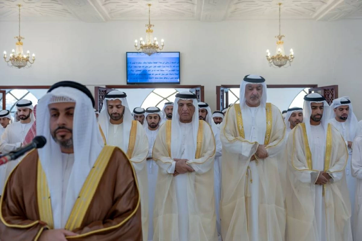 حاكم رأس الخيمة يؤدي صلاة عيد الأضحى بمسجد الشيخ صقر بن محمد القاسمي