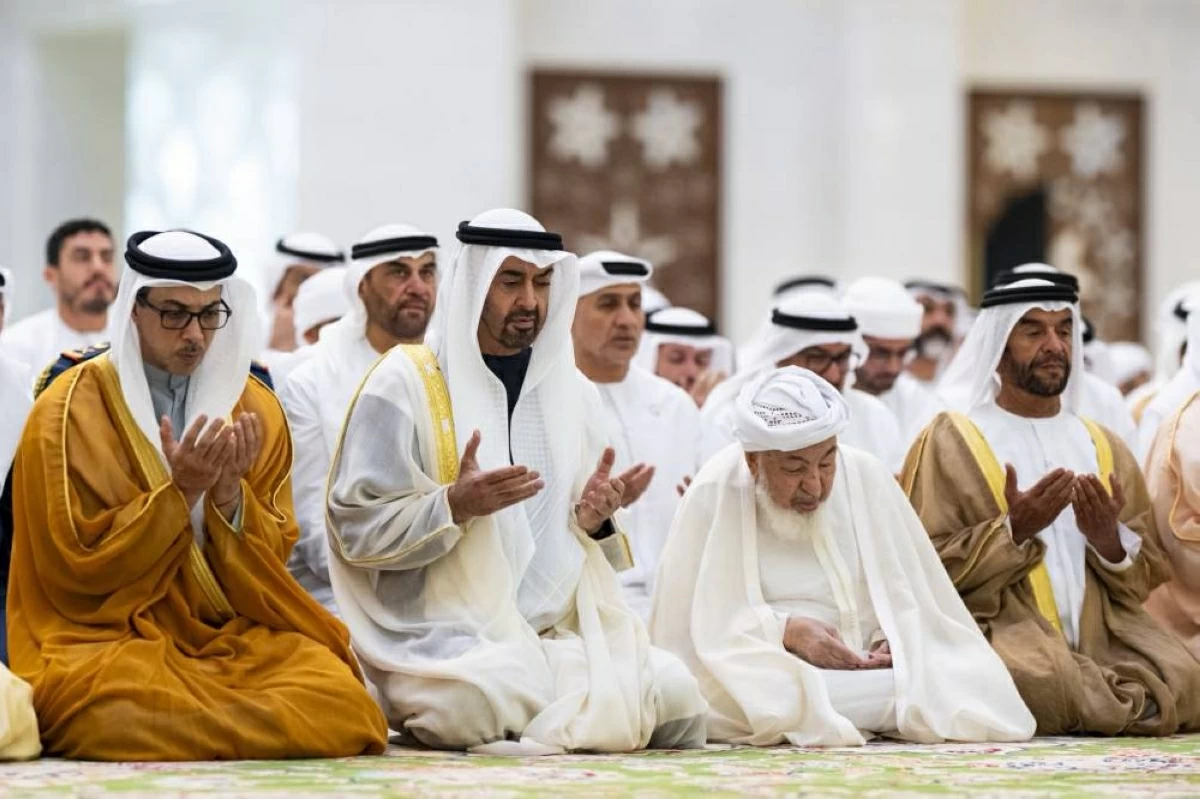 منصور بن زايد يعايد الإمارات متمنياً لها المزيد من التقدم والاستقرار